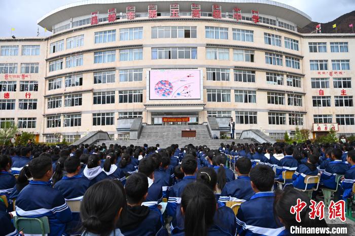 圖為昌都市第五高級中學全體學生參加授課?！≮w朗 攝