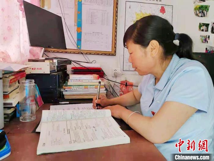 甘肅環(huán)縣“全能老師”堅(jiān)守“麻雀學(xué)?！保簩W(xué)生在，我就在