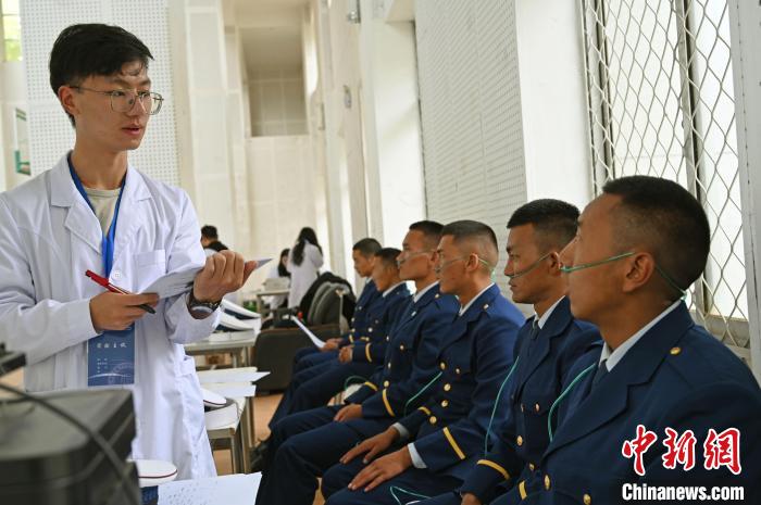 圖為研究團(tuán)隊成員登記消防員信息?！≮w朗 攝
