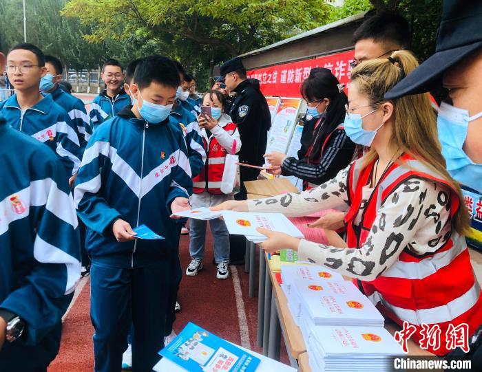 圖為西寧市法制宣傳進(jìn)校園?！∥鲗幨谐俏鲄^(qū)供圖