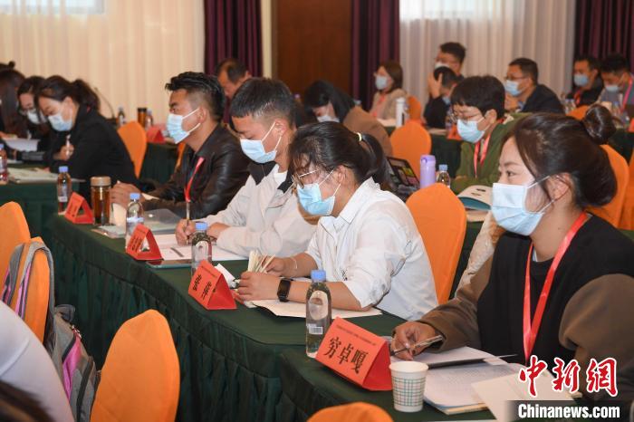 圖為第十五期全國(guó)預(yù)防青少年違法犯罪工作理論與務(wù)實(shí)高級(jí)研修班學(xué)員正在上課。　貢嘎來松 攝