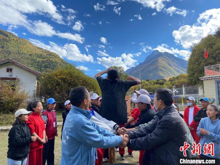 圖為學(xué)生們在西藏巴松措青少年活動營地開展趣味活動?！∥鞑厍嗌倌陮?shí)踐教育基地供圖