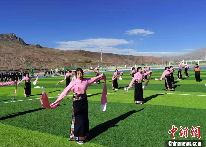 圖為青海師范大學(xué)附屬玉樹實(shí)驗(yàn)學(xué)校學(xué)生在綠茵場(chǎng)跳起囊謙古舞—卓根瑪?！“讋?攝