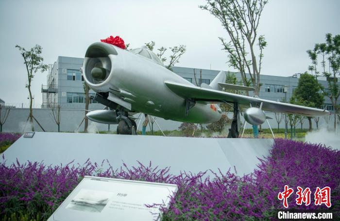 園林式戰(zhàn)斗機(jī)博物館內(nèi)展示的“殲5甲”飛機(jī)。　劉忠俊 攝