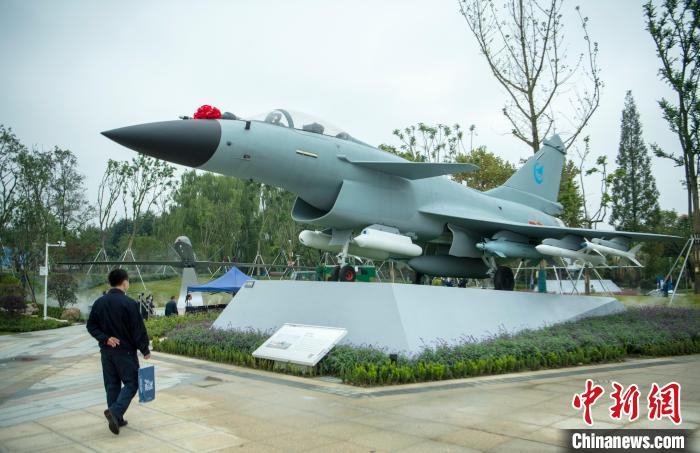 園林式戰(zhàn)斗機(jī)博物館內(nèi)展示的“殲10C”飛機(jī)?！⒅铱?攝