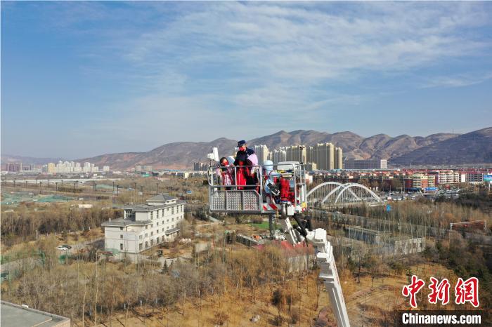 圖為小朋友在消防員的陪同下，體驗(yàn)78米登高平臺(tái)消防車?！铨埥?攝