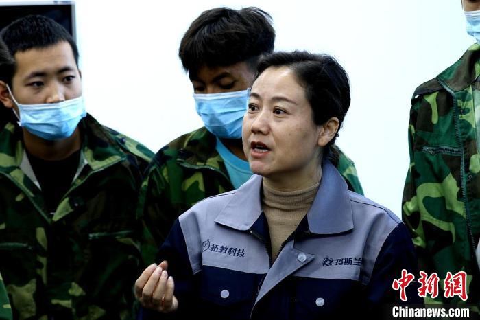 圖為李富香給與學生交流。(資料圖) 青海省教育廳供圖
