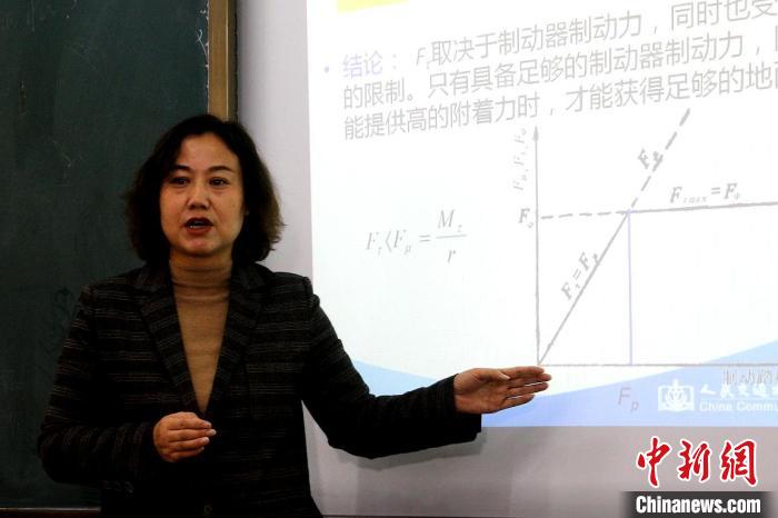 圖為李富香給學生上理論課。(資料圖) 青海省教育廳供圖