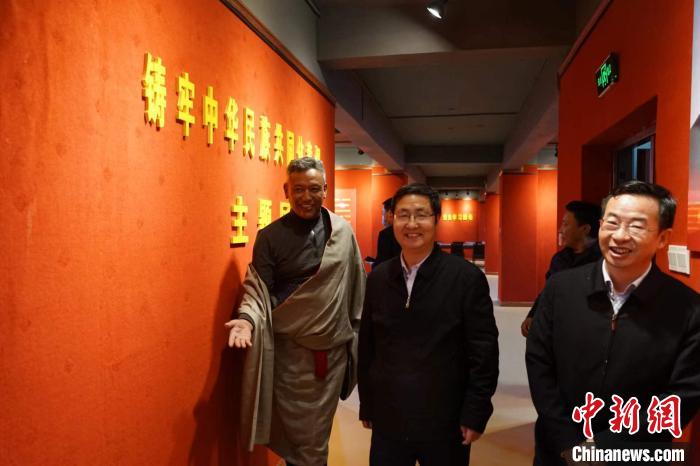 資料圖為參觀鑄牢中華民族共同體意識(shí)主題展?！『F龍 攝