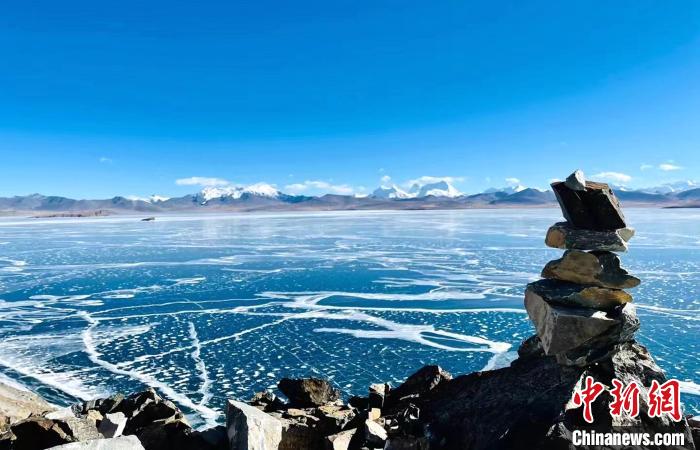圖為普瑪江塘鄉(xiāng)境內(nèi)的雪山、冰湖美景。　浪卡子縣網(wǎng)信辦供圖