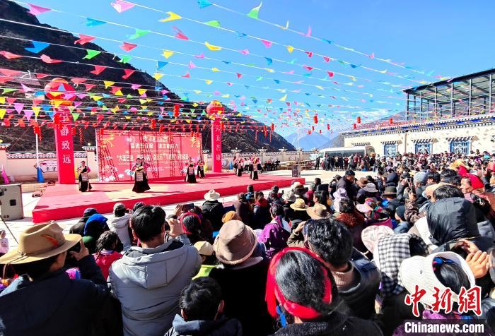 文藝活動全景?！∶⒖悼h委宣傳部供圖
