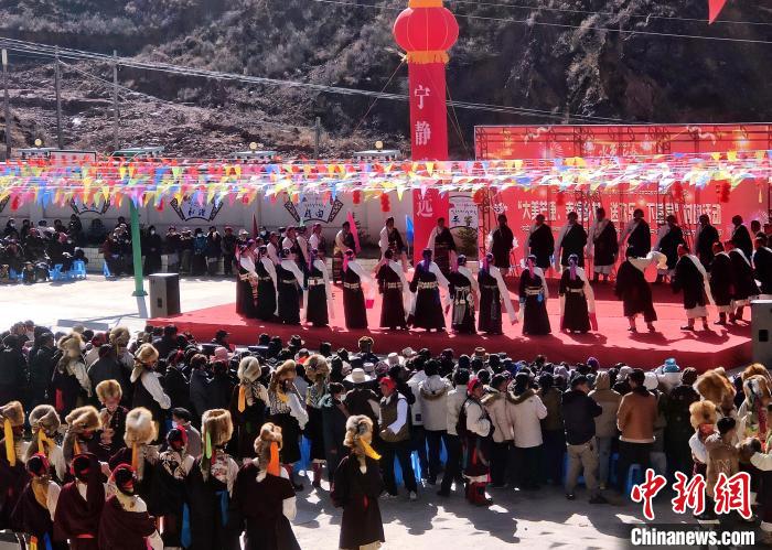 文藝活動全景?！∶⒖悼h委宣傳部供圖