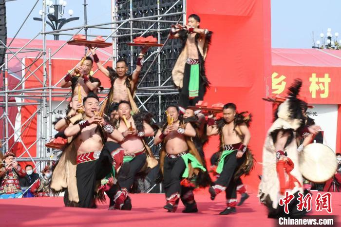 圖為少數(shù)民族舞蹈展演?！×赫赵?攝