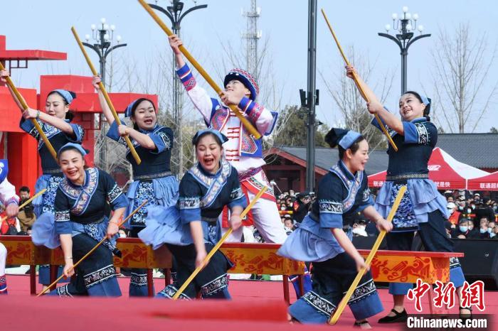 圖為廣西壯族打扁擔(dān)展演?！×赫赵?攝