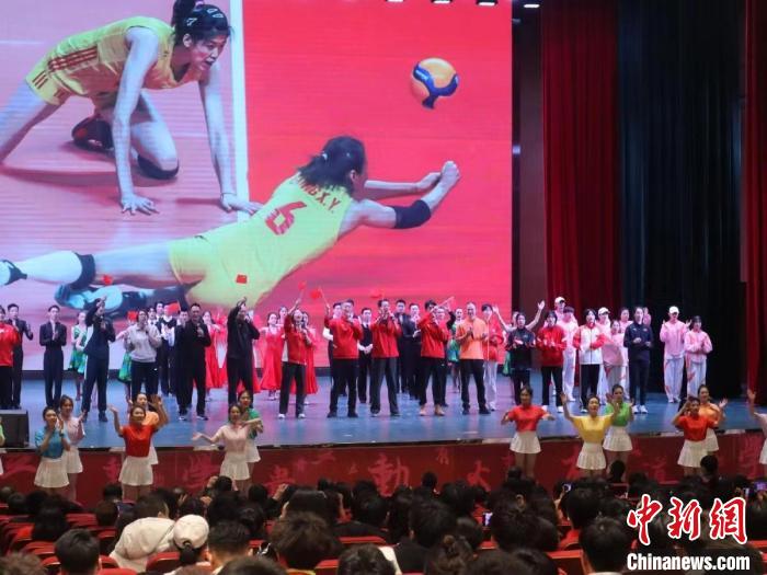 2023年全國青少年女排集訓(xùn)閉幕式現(xiàn)場?！√旖蝮w育學(xué)院供圖