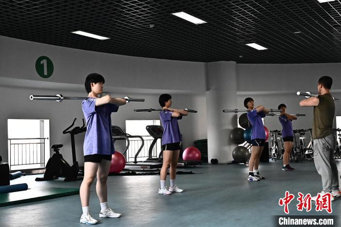 圖為全國青少年女排在天津進行集訓(xùn)?！√旖蝮w育學(xué)院供圖