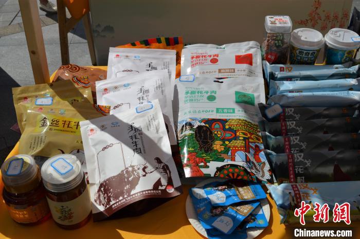 推介活動上的農(nóng)特產(chǎn)品展示?！≈炝杞?攝