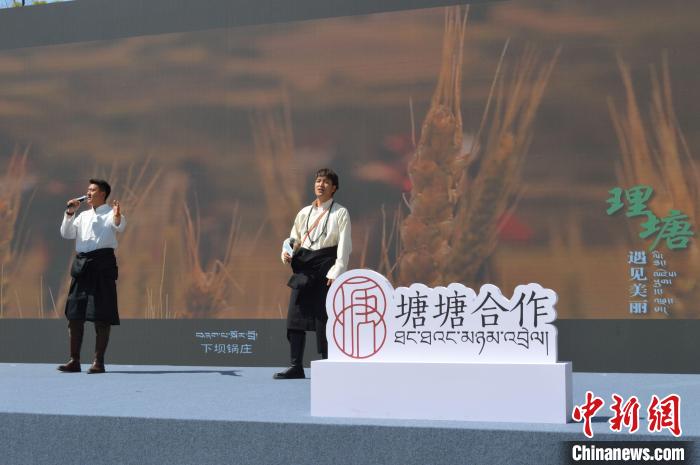 “康巴漢子”現(xiàn)場獻唱?！≈炝杞?攝