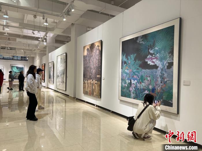 圖為全國青年教師中國畫學術(shù)邀請展吸引學生觀展?！＄婌?攝