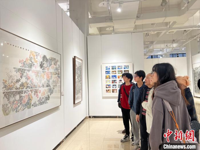 圖為全國青年教師中國畫學術(shù)邀請展現(xiàn)場?！＄婌?攝
