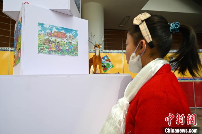 圖為學生參觀繪畫展?！≮w朗 攝