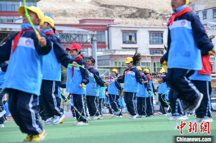 圖為學(xué)生正在練習(xí)跳繩?！∝暩聛硭?攝