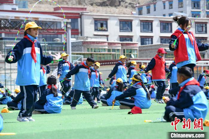 圖為學(xué)生正在練習(xí)跳繩?！∝暩聛硭?攝
