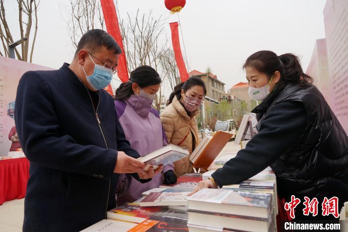 圖為民眾在活動現(xiàn)場購書。　馬銘言 攝