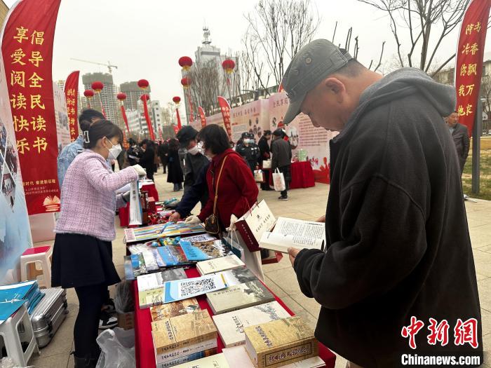 圖為民眾在活動現(xiàn)場讀書、購書?！±铍h 攝
