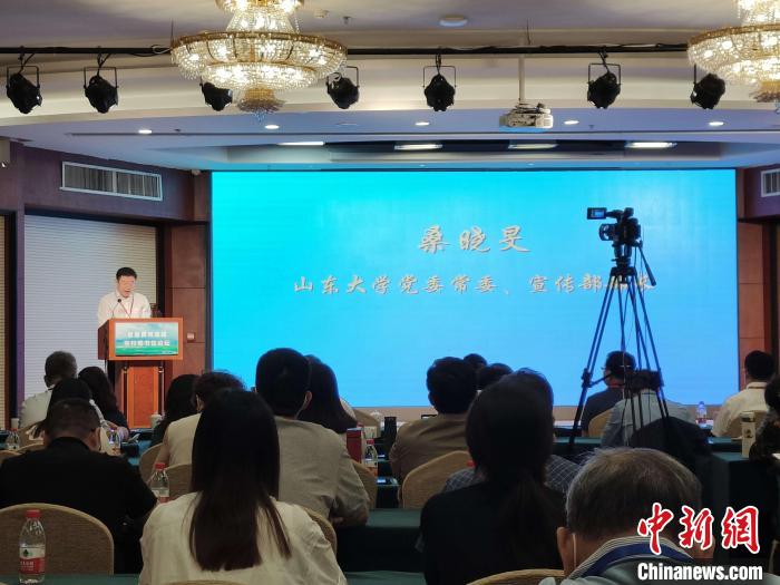 山東大學黨委常委、宣傳部部長桑曉旻在現(xiàn)場致辭?！⊥醪赦?攝