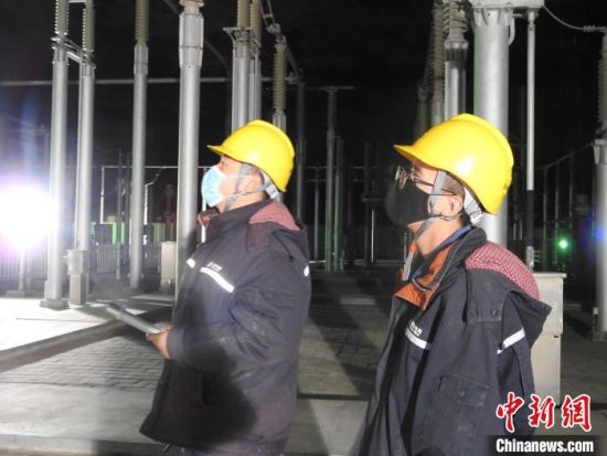 圖為5月10日凌晨，國網(wǎng)青海檢修公司柴達木換流站運維人員在進行柴拉直流系統(tǒng)停電操作?！∫杂?攝