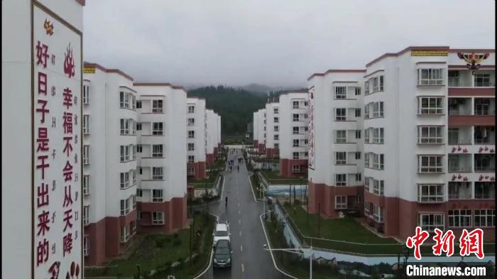 越西縣最大的易地扶貧搬遷安置點(diǎn)——城北感恩社區(qū)?！『武?攝