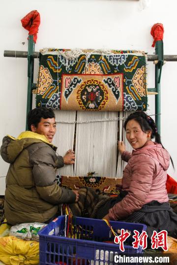 圖為1月15日，在日喀則市謝瑪氆氌農(nóng)村合作社，拉孜村一對夫婦在編織卡墊(資料圖)?！≮w朗 攝