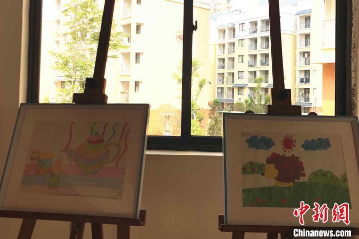 圖為會澤縣城易地扶貧搬遷點一所小學內擺放著的學生畫作。　繆超 攝