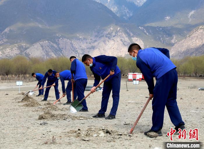 林芝市巴宜區(qū)森林消防中隊志愿服務(wù)隊正在揮鍬鏟土。　西繞拉翁 攝
