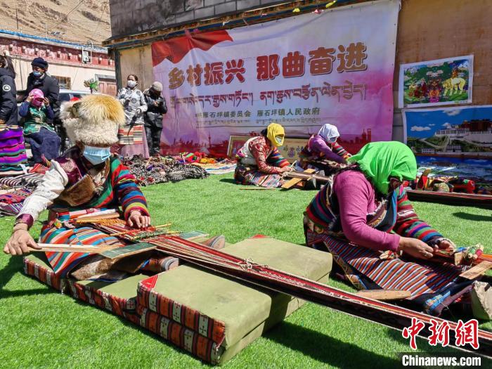 圖為2022年，安多縣雁石坪鎮(zhèn)“鄉(xiāng)村振興那曲奮進”編織技藝比賽現(xiàn)場。資料圖 那曲市“鄉(xiāng)村振興 那曲奮進”活動辦供圖