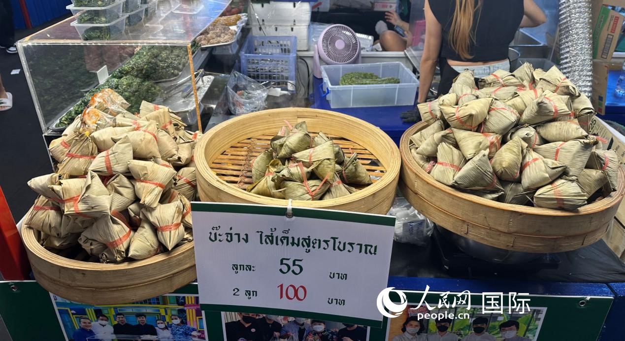 泰國街頭小吃店售賣粽子。人民網(wǎng)記者 簡承淵攝