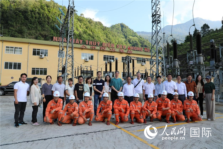 中國—東盟青年故事匯成員走進越南沙巴小中河水電站 人民網記者 簡承淵攝