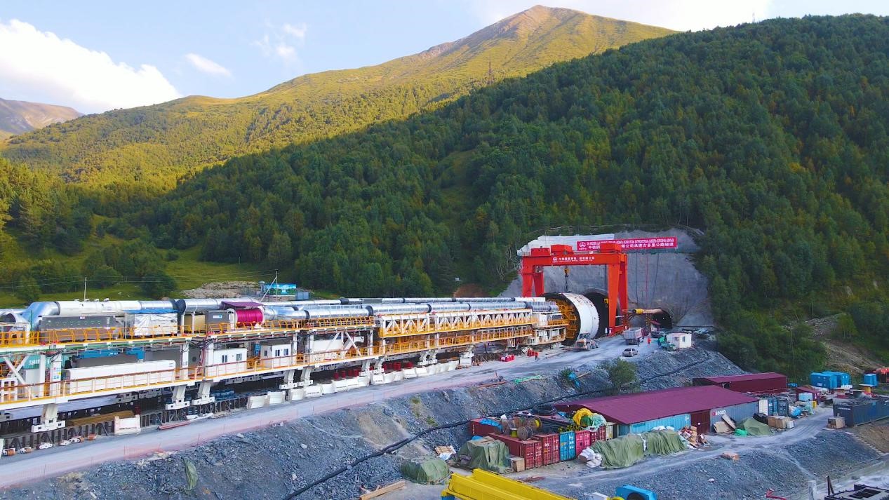 “高加索號”單護盾硬巖掘進機（TBM）。中鐵隧道局格魯吉亞KK公路隧道項目部供圖