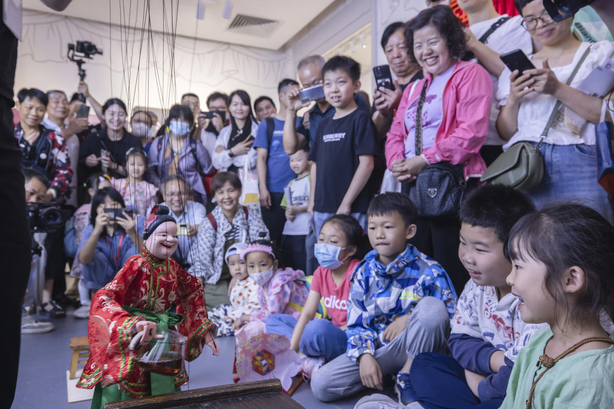 5月1日，廣州市白鵝潭大灣區(qū)藝術(shù)中心非物質(zhì)文化遺產(chǎn)館內(nèi)，精彩的梅縣提線木偶戲表演吸引了眾多游客駐足觀賞。 來源：人民圖片網(wǎng)