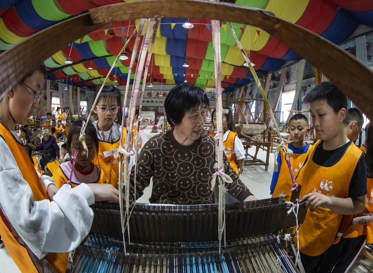 5月1日，在山西省永濟市開張鎮(zhèn)東開張村的惠暢土布文化園，土布制作技師教游客織布技藝。 來源：人民圖片網(wǎng)