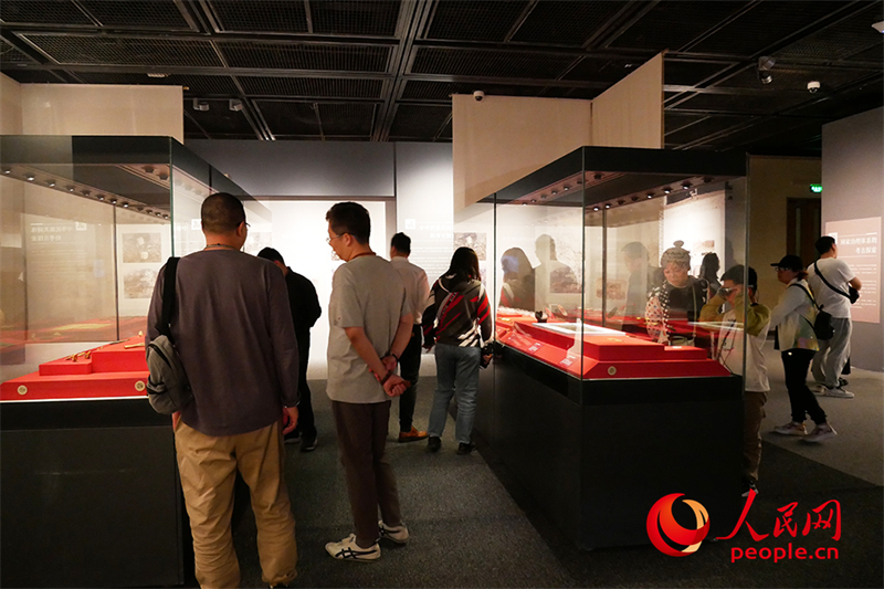 “五一”假期，游客在首都博物館參觀展覽。人民網(wǎng)記者 韋衍行攝