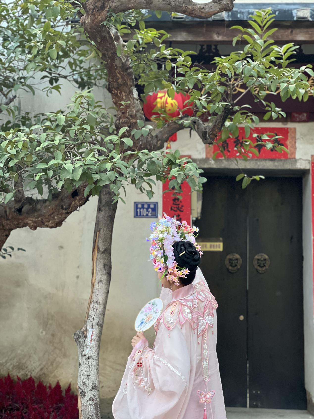 福建泉州，頭戴簪花的游客正拍照留念。人民網(wǎng) 歐陽易佳攝