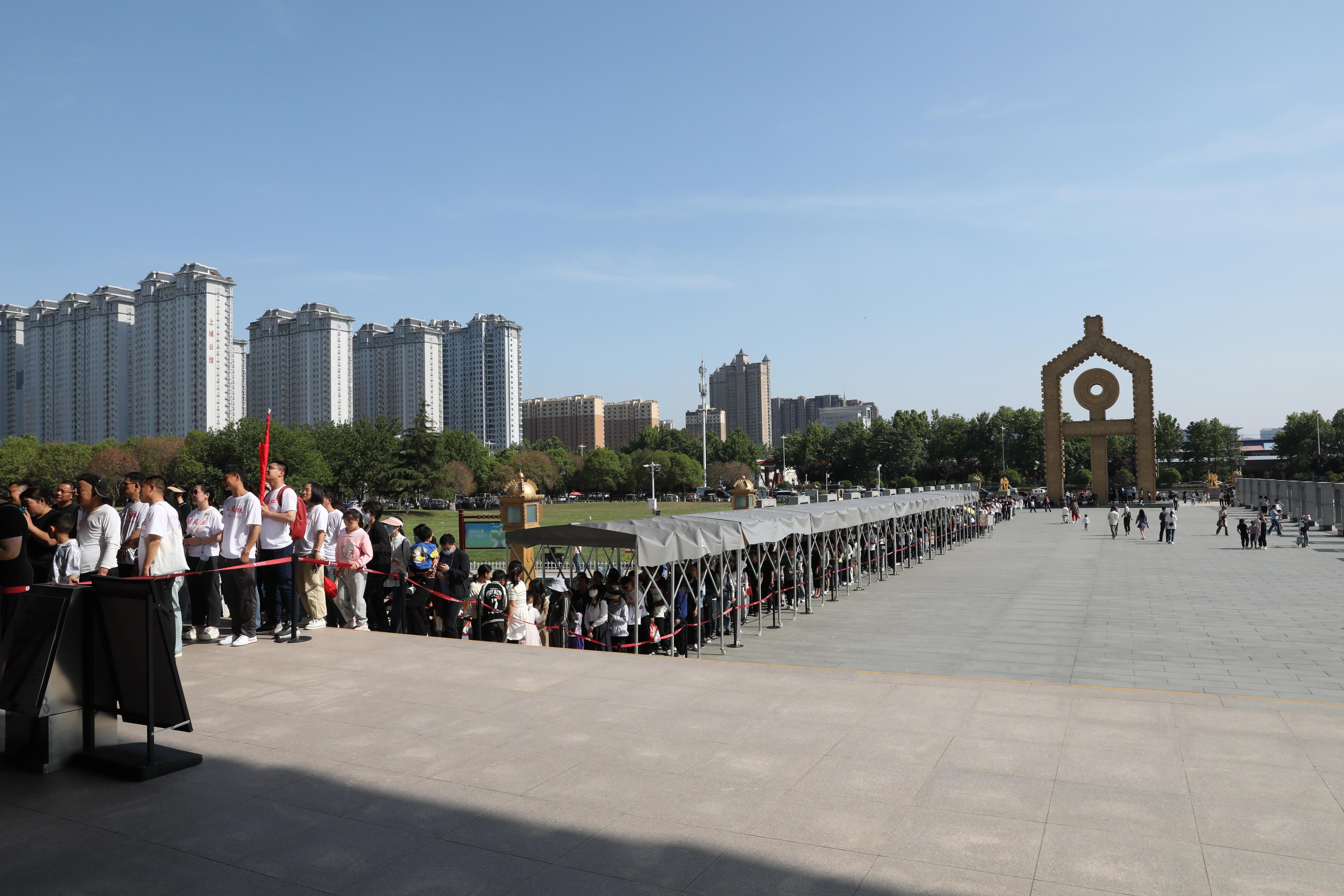 “五一”期間，中國(guó)文字博物館外游客有序排隊(duì)。中國(guó)文字博物館供圖