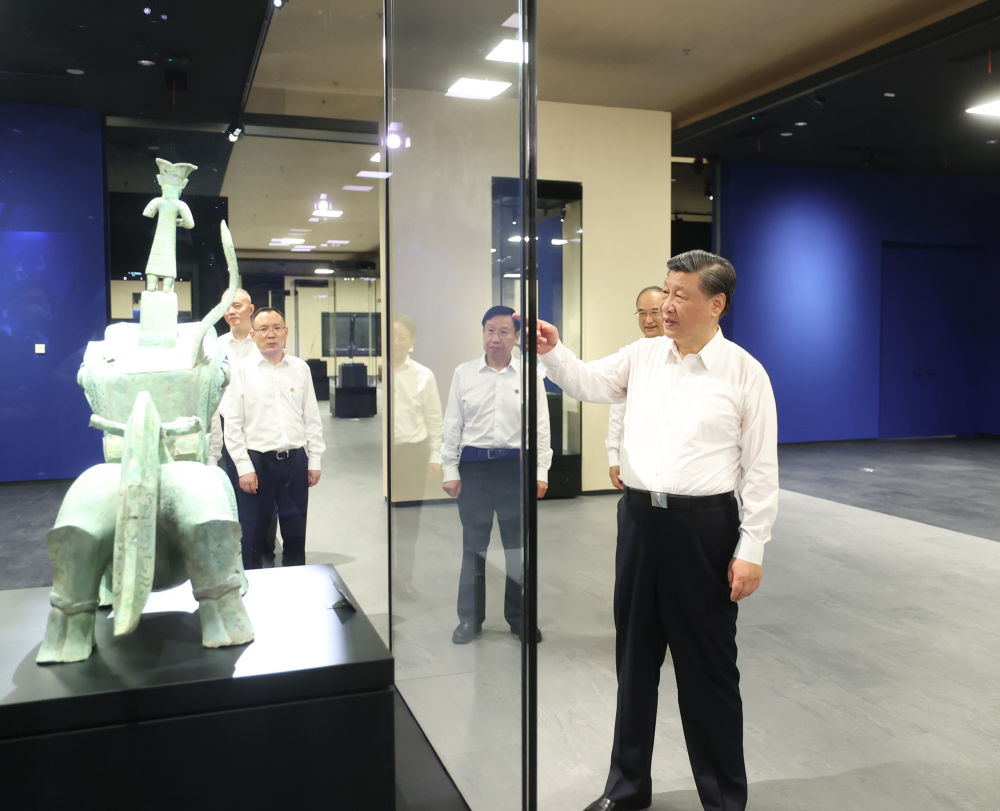2023年7月26日，習近平總書記在四川省德陽市考察了三星堆博物館，了解當?shù)貧v史文化遺址發(fā)掘研究、文物保護修復等情況。