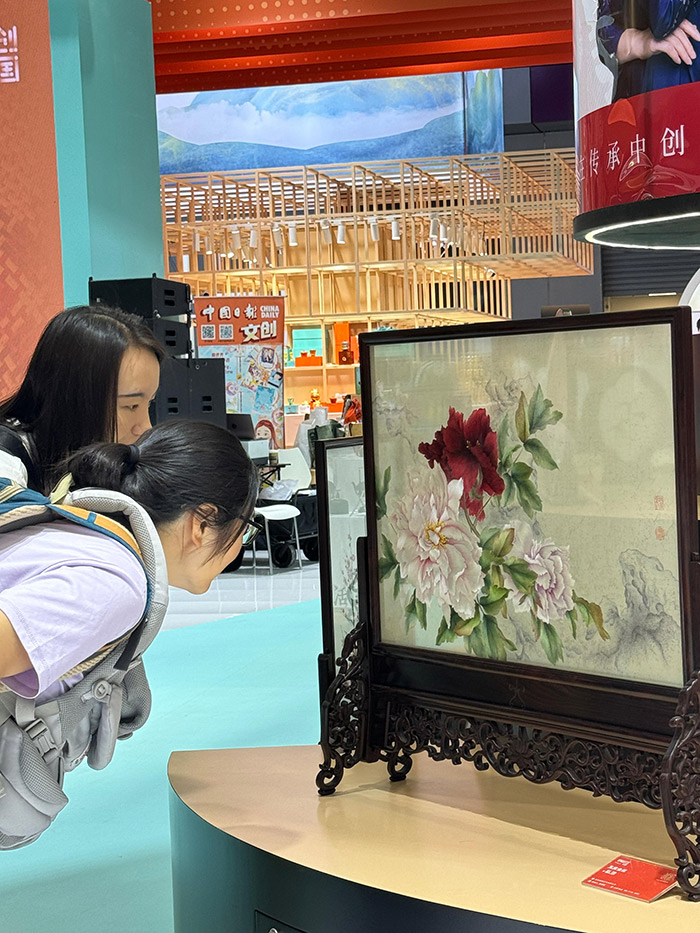“文創(chuàng)中國”專題展區(qū)。參展觀眾供圖