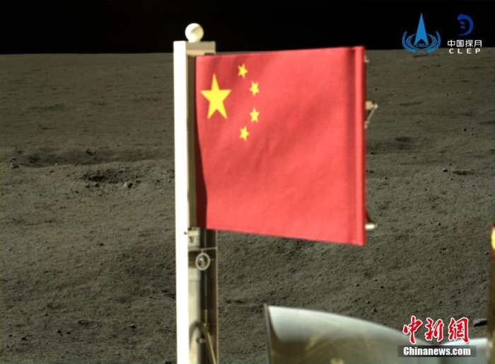 6月4日，中國國家航天局公布了嫦娥六號探測器在月球背面的五星紅旗展示影像。鮮艷的五星紅旗再次閃耀月球，這也是中國首次在月球背面獨立動態(tài)展示國旗。<a target='_blank' href='/'><p  align=