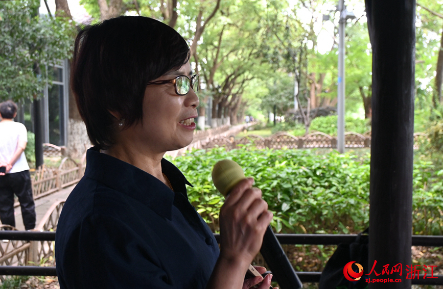 面向運河，任國萍放聲歌唱。人民網(wǎng)記者 張麗瑋