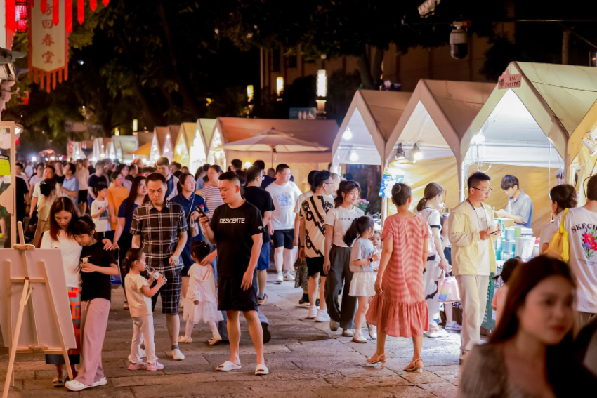 本屆中國大運河廟會吸引不少市民游客前來參觀游玩。拱墅區(qū)委宣傳部供圖