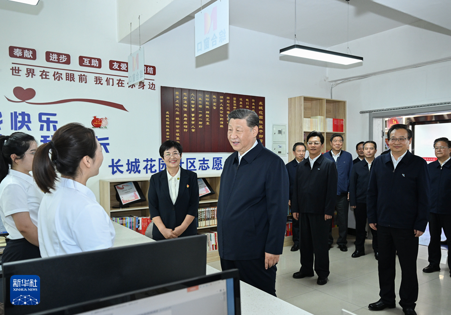 2024年6月19日下午，習(xí)近平在寧夏銀川市金鳳區(qū)長城花園社區(qū)黨群服務(wù)中心便民服務(wù)廳了解社區(qū)開展便民惠民服務(wù)等情況。新華社記者 謝環(huán)馳 攝